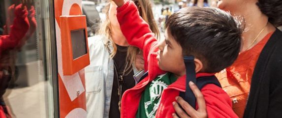 Automat u zamjenu za plastične boce poklanja majice poznate dizajnerice Allison Parris
