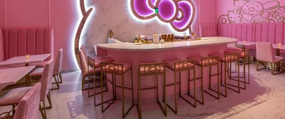 U Hello Kitty kafiću mogu se naći slastice poput torte od jagode, čokoladne torte i pite od jabuka