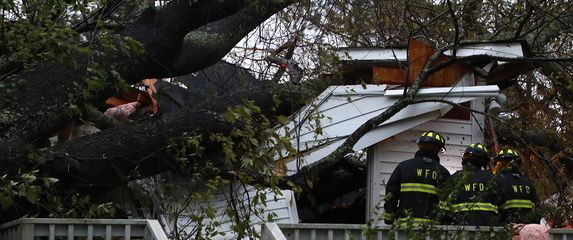 Stablo je presjeklo kuću na pola (Foto: AFP)