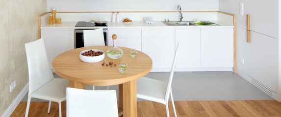 Kuhinja s drvenim stolom i podom