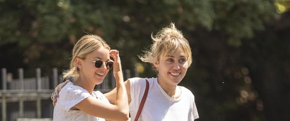 Miley Cyrus i Kaitlynn Carter (Foto: Profimedia)