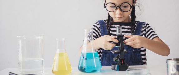 Djevojčica u školi