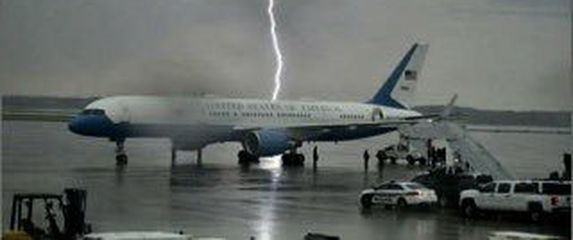 Udar munje pored predsjedničkog zrakoplova (Foto: Twitter)