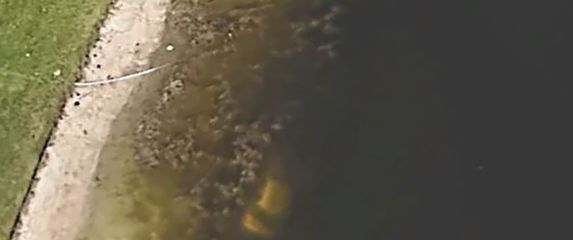 Potopljeni automobil u jezeru