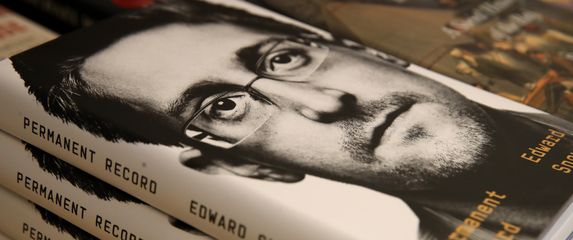 Knjiga Edwarda Snowdena (Foto: AFP)