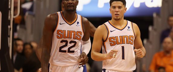 Deandre Ayton i Devin Booker (Foto: AFP)