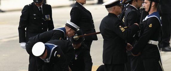 Na pogrebu Kraljice Elizabete II. se srušio policajac - 3