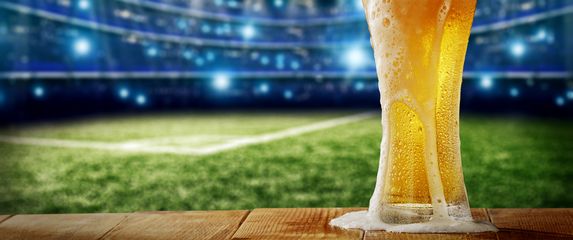 pivo na nogometnom terenu