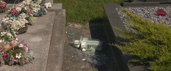 Devastirano groblje u Šiljakovini - 4