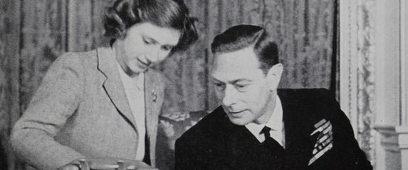 Kraljica Elizabeta s ocem kraljem Georgeom