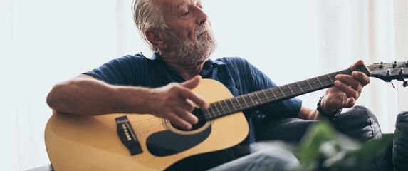 Stariji čovjek s gitarom