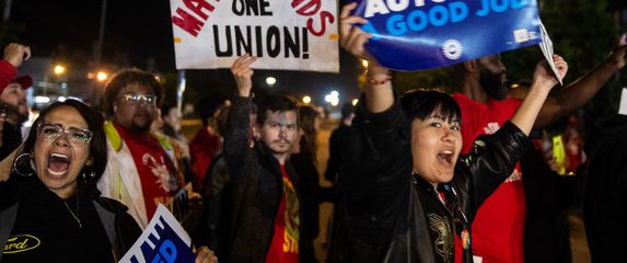 Članovi sindikata Ujedinjeni automobilski radnici (UAW) započeli povijesni štrajk - 10