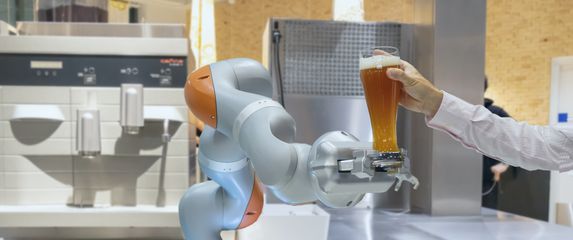 Robot poslužuje pivo