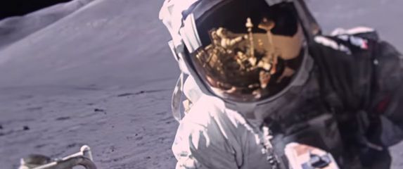 Astronaut na Mjesecu gleda u kameru