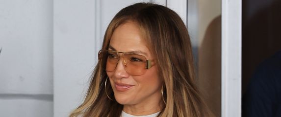 Jennifer Lopez u maksi suknji od trapera - 6