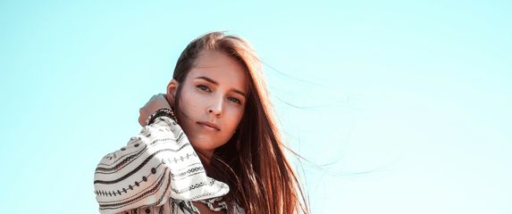 Zamišljena djevojka