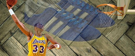 Košarkaš Kareem Abdul Jabbar kako izvodi skyhook i tenisice atmos x adidas