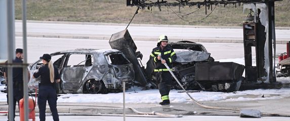 Auto udario u agregat za točenje goriva - 8