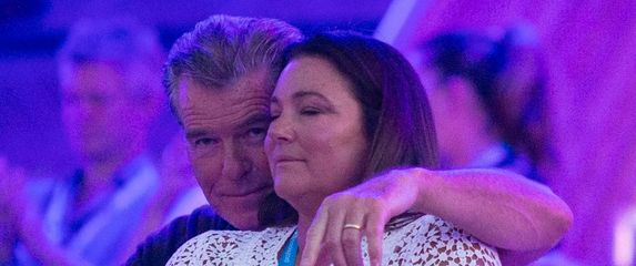 Pierce Brosnan i Keely Shaye Smith