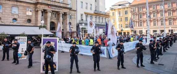 Svake prve subote u mjesecu muškarci se mole na glavnom gradskom trgu