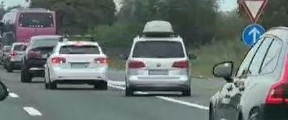 Vozač koji vozi u zaustavnoj traci