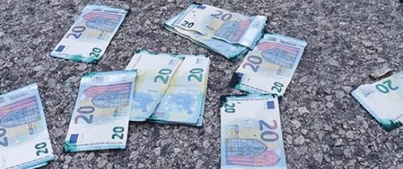 Prizori na ulici nakon što su lopovi raznijeli bankomat