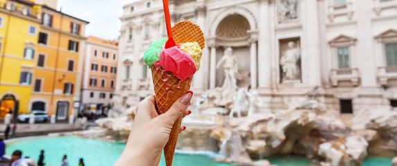 Fontana Trevi i turisti - 4