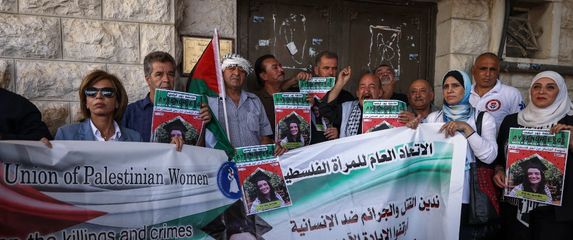 Dio pogrebne procesije za ubijenu aktivisticu