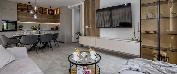 Famozno uređen stan s bazenom u Kaštel Kambelovcu - 14