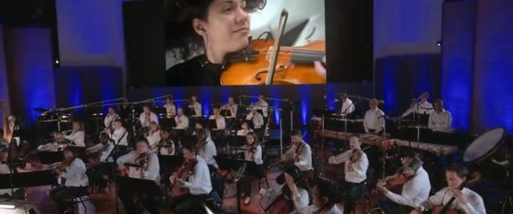 Orkestar i Sarah Gillis na violini