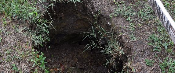 U Sisku se nakon obilinih kiša otvorila rupa u zemlji - 4