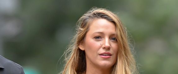 Blake Lively u širokim crnim trapericama i robusnim cipelama - 4