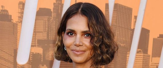 Halle Berry u plastičnim hlačama i bluzi zmijskog uzorka - 6