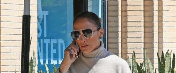 Jennifer Lopez u monokromatskom izdanju