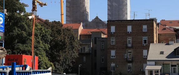 Podignute obnovljene kupole na tornjeve bazilike Srca Isusova u Palmotićevoj ulici u Zagrebu