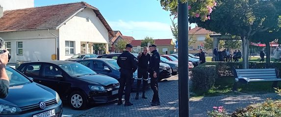 Policija udaljava muškarca u Otoku