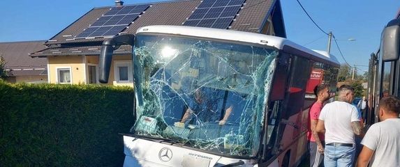 Autobus kod Carevgrada sletio s ceste