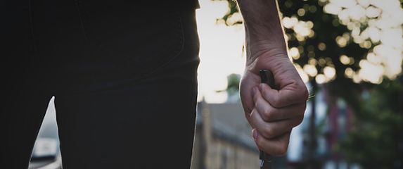 Nož u ruci, ilustracija