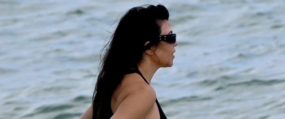 Kourtney Kardashian - 7