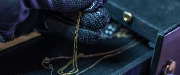 Ilustracija; Ukraden nakit