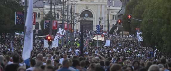 Beograd: Komemorativna šetnja povodom 10 mjeseci od pada nadstrešnice na željezničkoj stanici u Novom Sadu