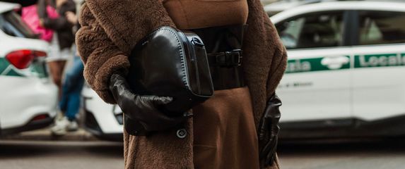 Smeđa haljina u street style izdanju s Tjedna mode