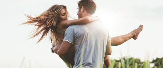 Dečko nosi djevojku