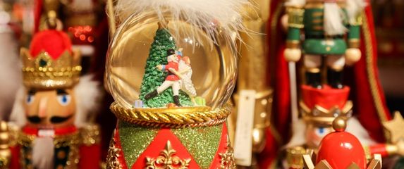 Božićni ukrasi u Harrods trgovini u Londonu