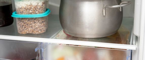 Ne preporučuje se staviti vrući lonac u hladnjak