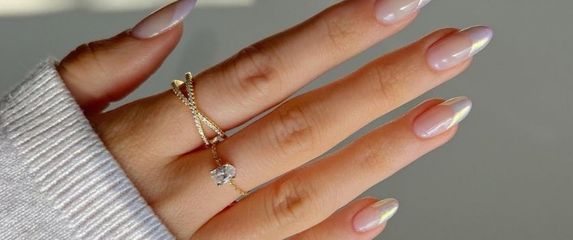 Manikura koja izdužuje prste