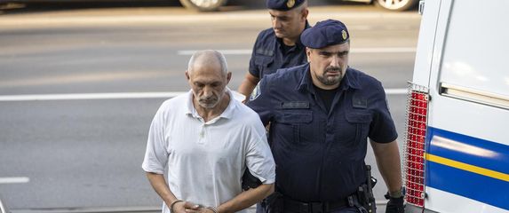Privođenje osumnjičenog za ubojstvo supruge u mjestu Tenja - 1