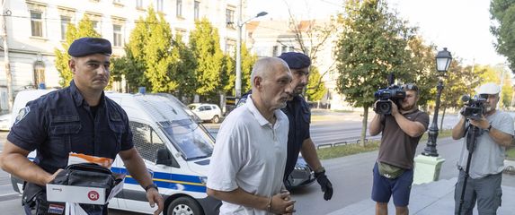 Privođenje osumnjičenog za ubojstvo supruge u mjestu Tenja - 3