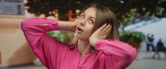 Djevojka prekriva uši