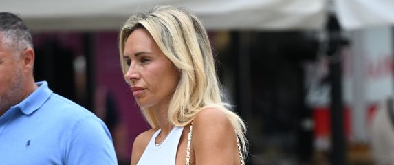 Ulična moda plavokosa dama u trapericama i bijeloj majici - 1